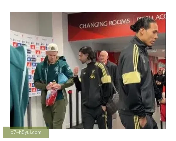 哈兰德与索博在球员通道亲切交流